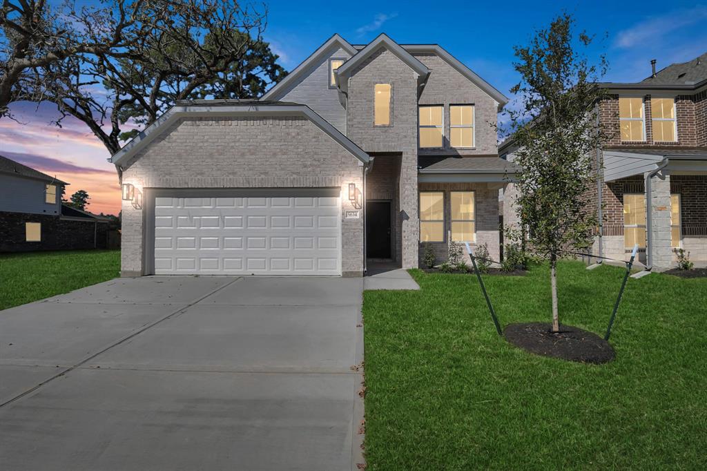 Welcome home to 5634 Sandhill Oak Trail located in Champions Oak and zoned to Klein ISD.