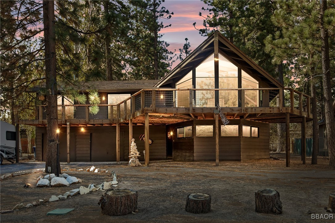 a view of a house with backyard