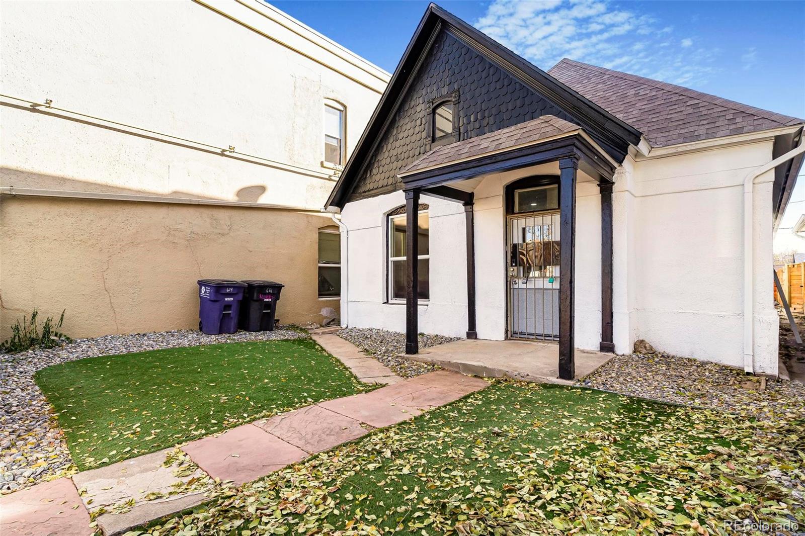 a view of a house with backyard and garden