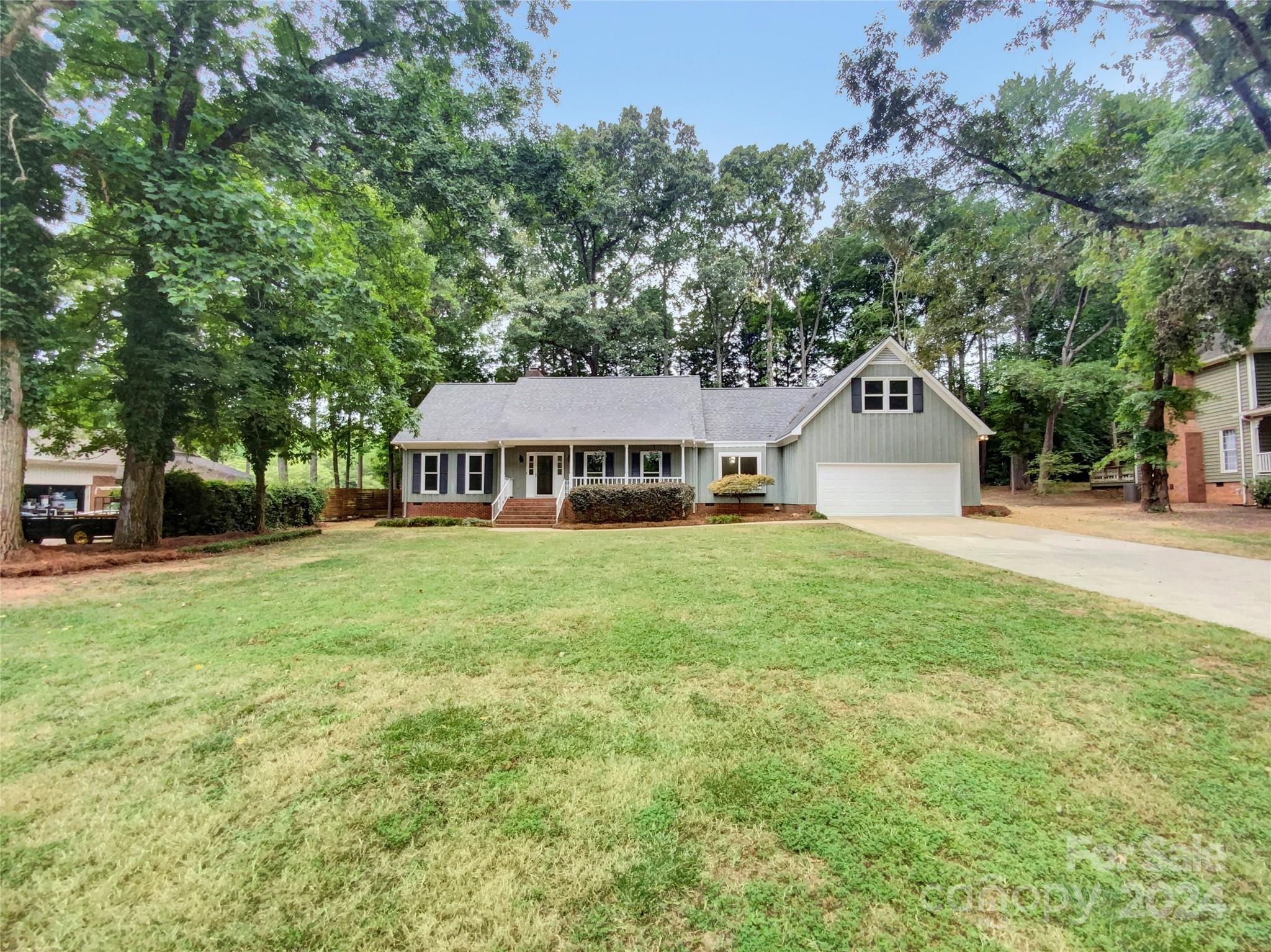 a view of a house with backyard