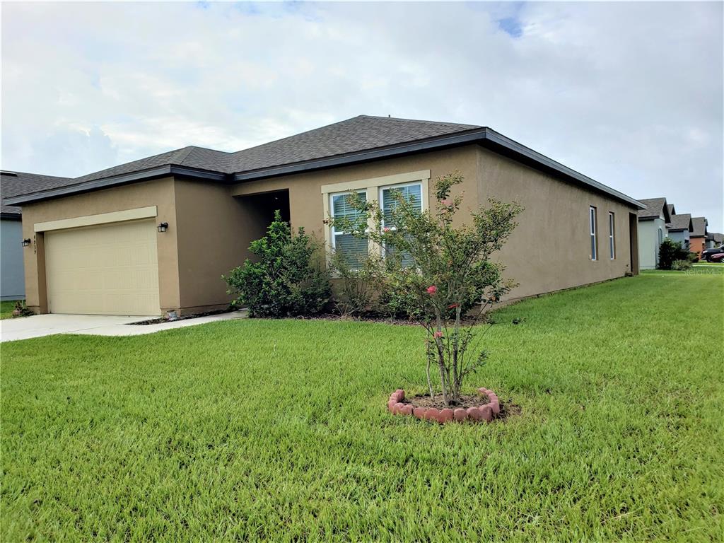 a house that is sitting in the grass