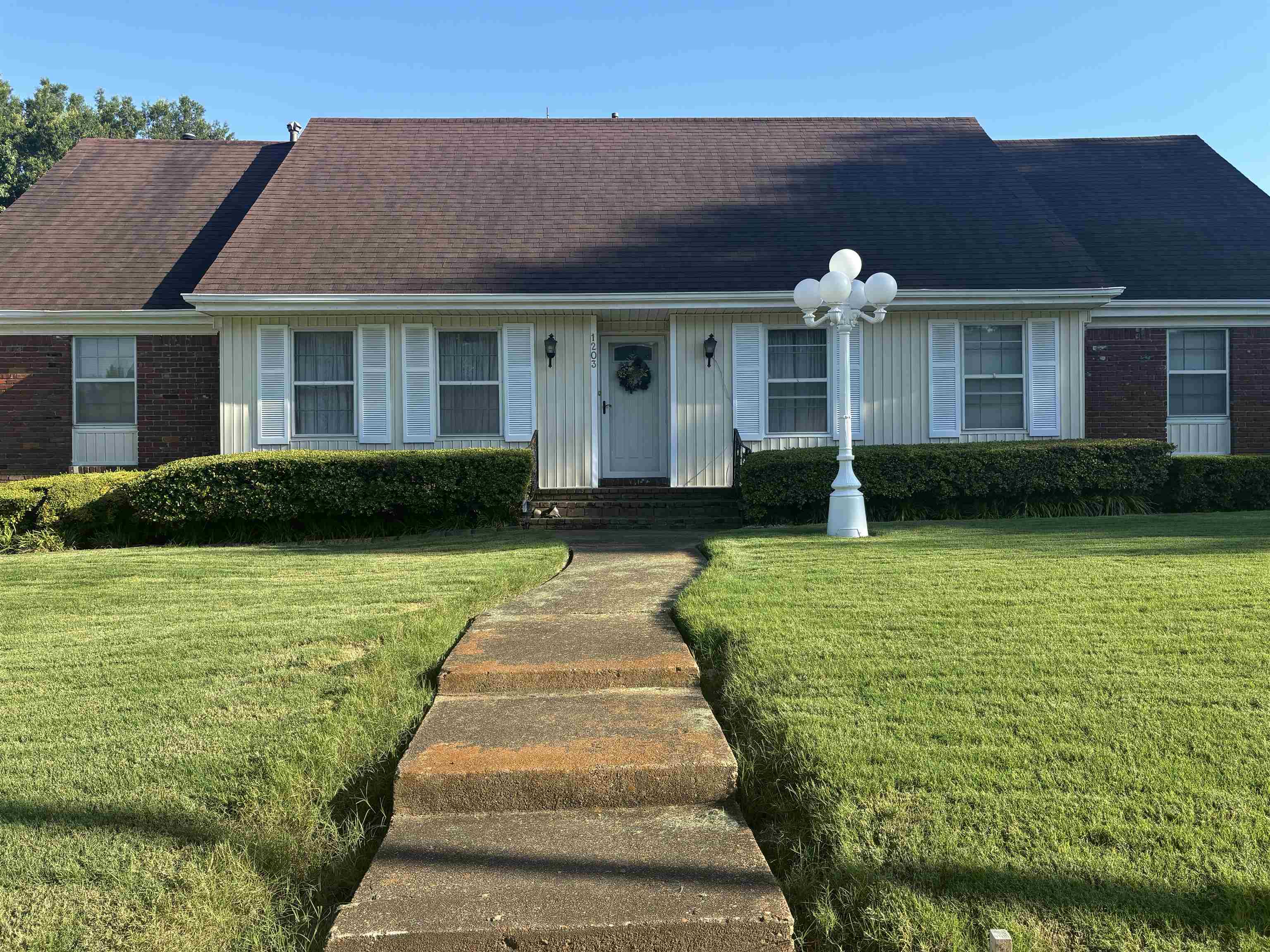 Ranch-style house with a front yard