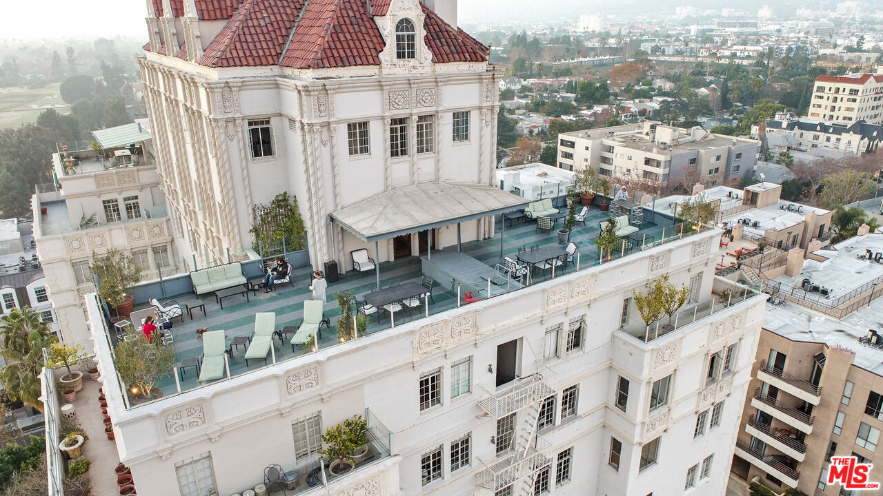 a large building with a lot of windows