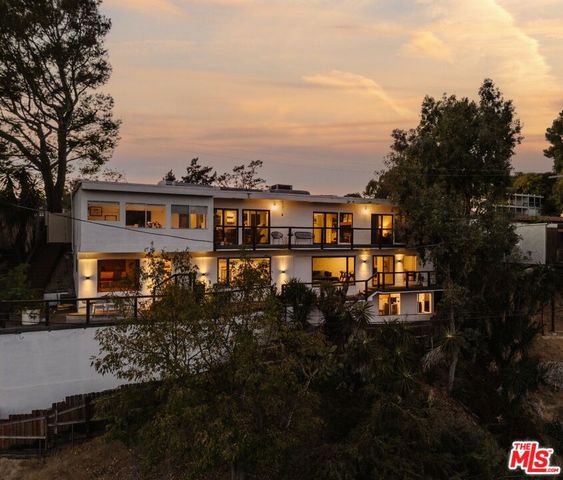 $2,300,000 | 2832 Hollyridge Drive | Hollywood Hills East