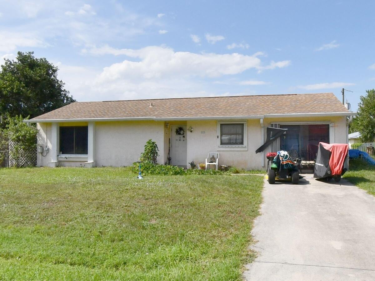 a view of a house with backyard and porch