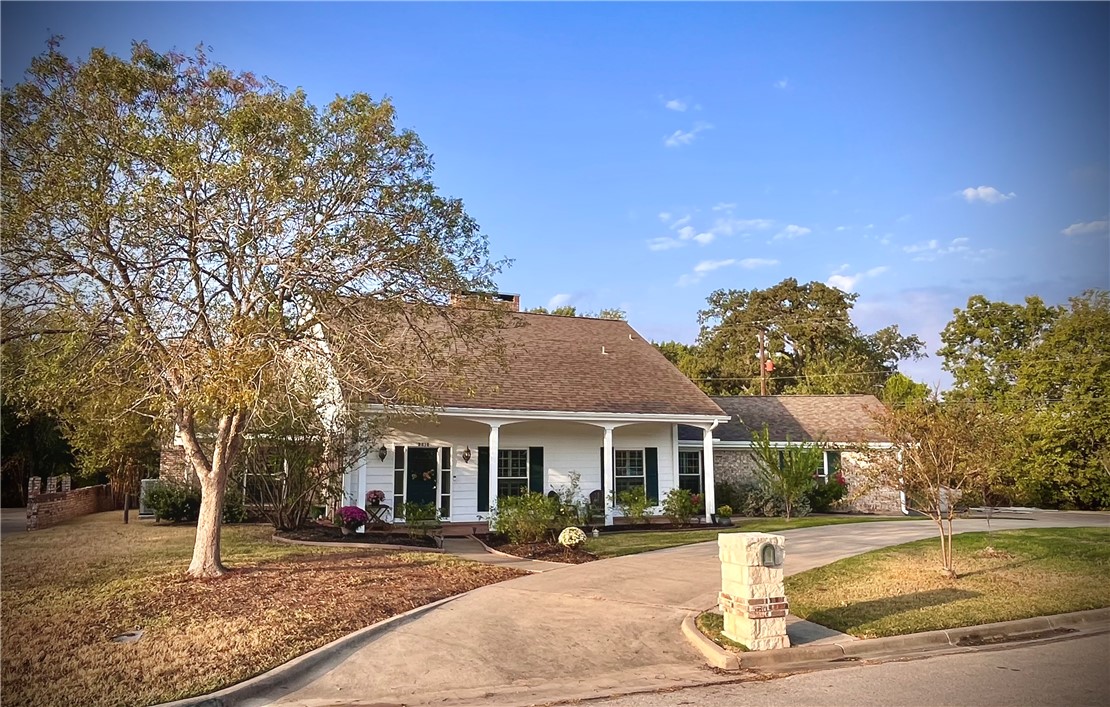 Front of the house featuring a circular driveway!