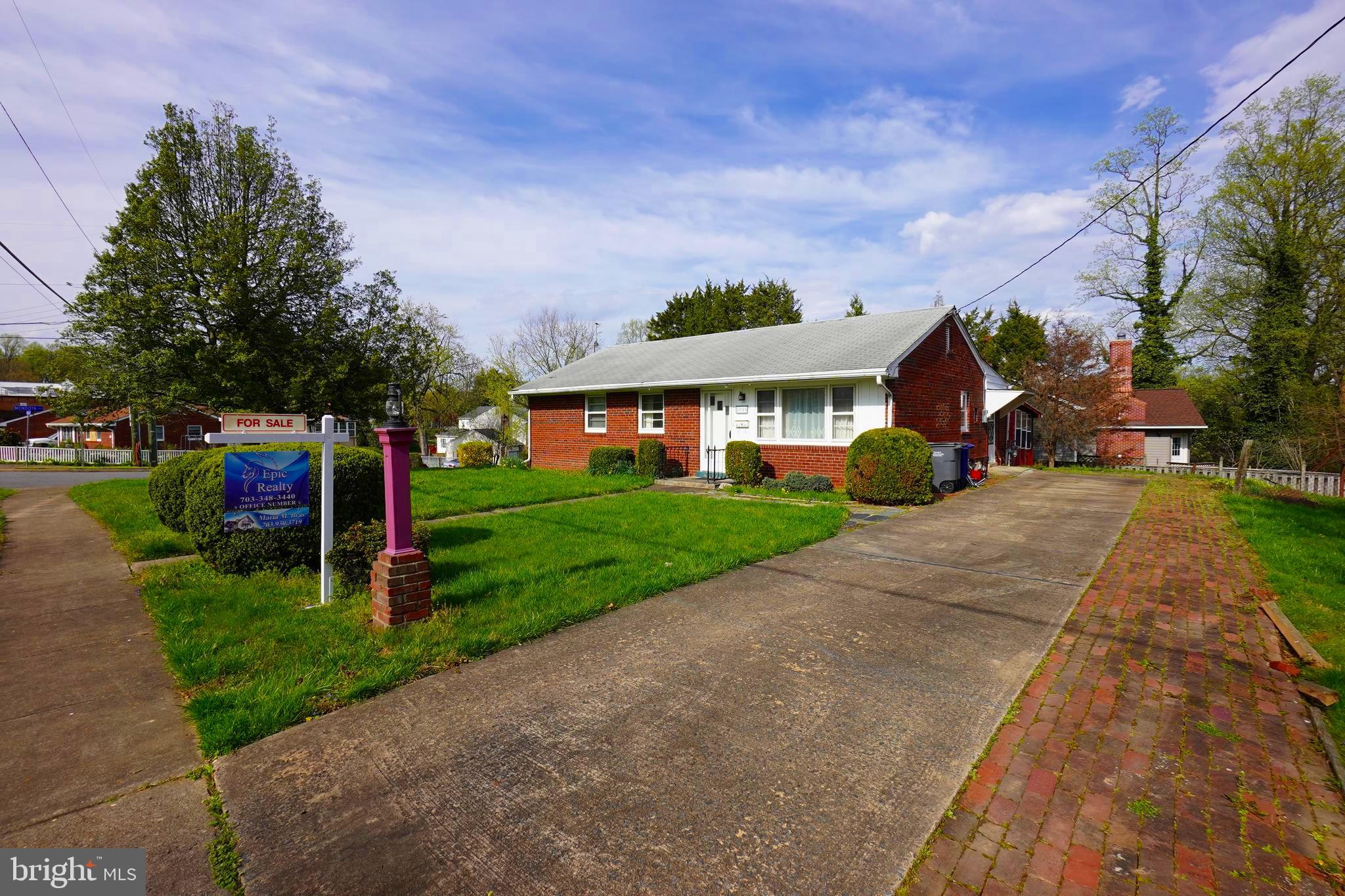 a view of a house with a yard