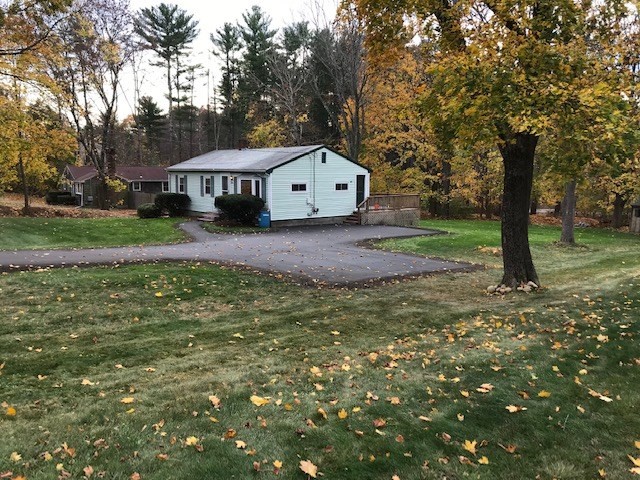 a view of a house with a yard