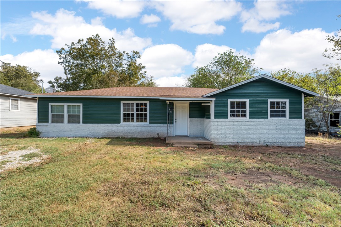 a view of a house with a yard