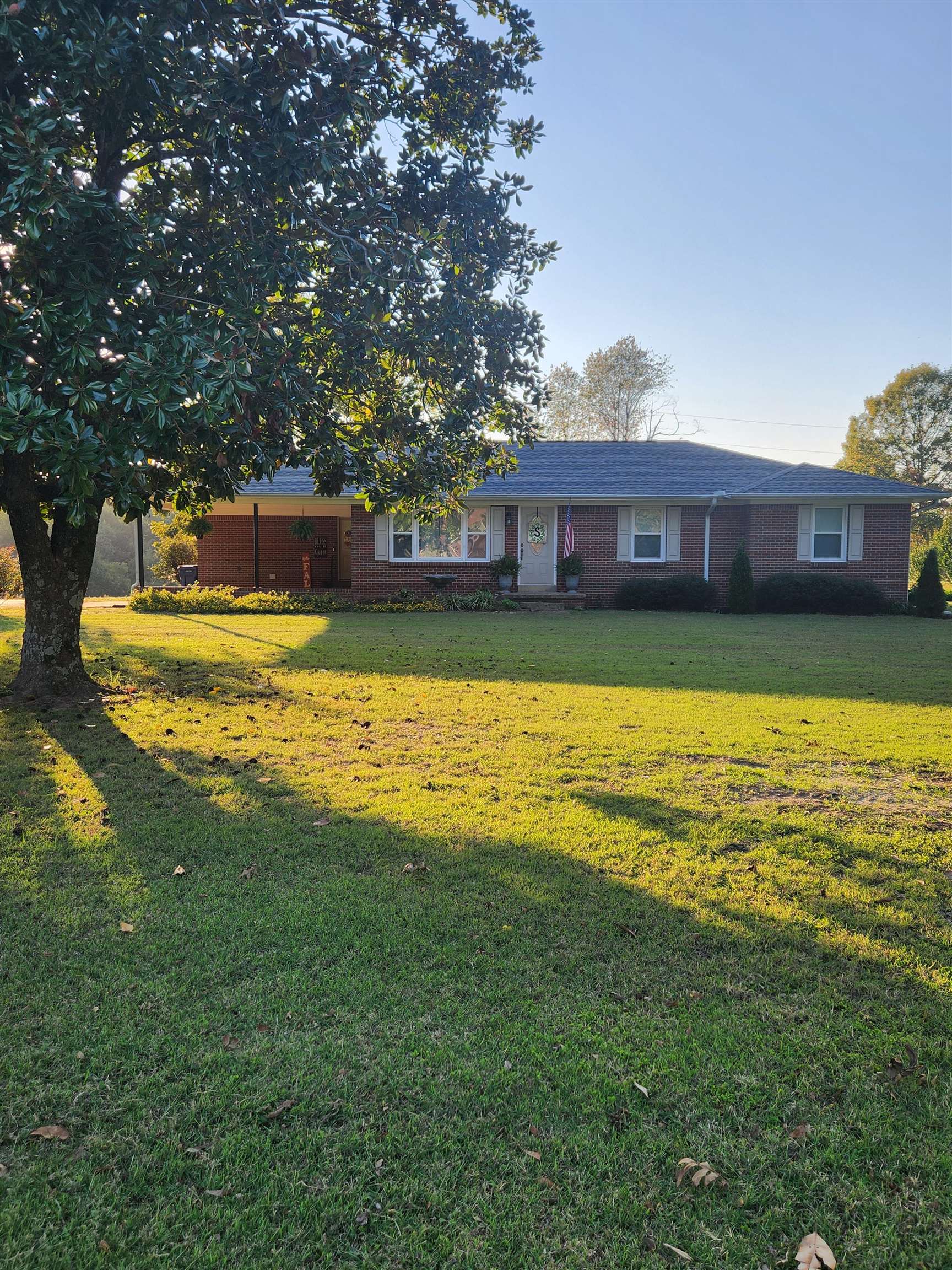 View of front of house featuring a front yard