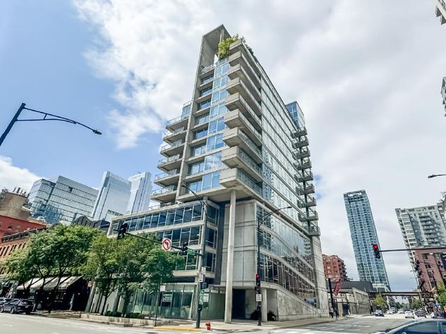 $990,000 | 201 West Grand Avenue, Unit 903 | The Contemporaine