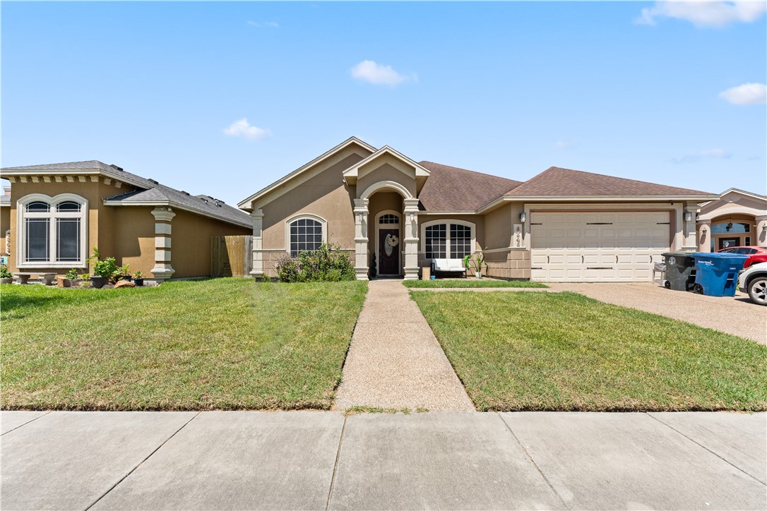 a view of a yard in front of a house