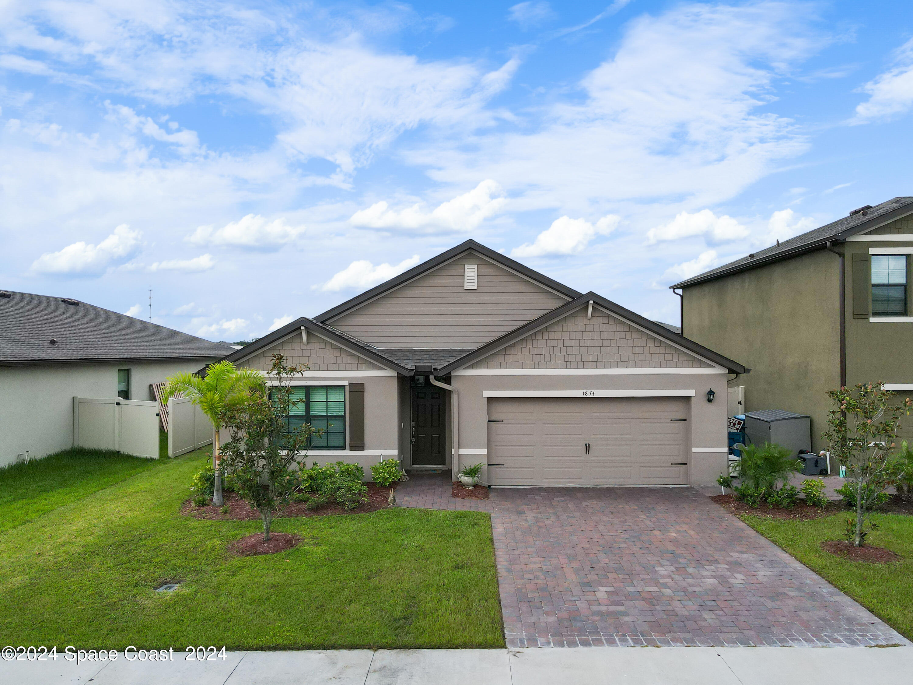 a view of a house with backyard