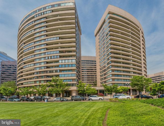 $650,000 | 1300 Crystal Drive, Unit 901S | Crystal City