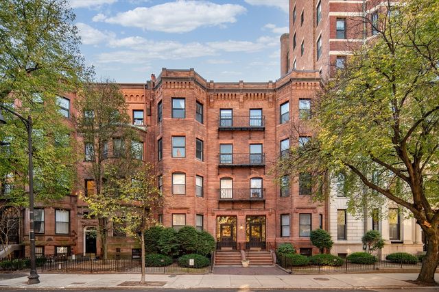 $875,000 | 479 Beacon Street, Unit 42 | Back Bay