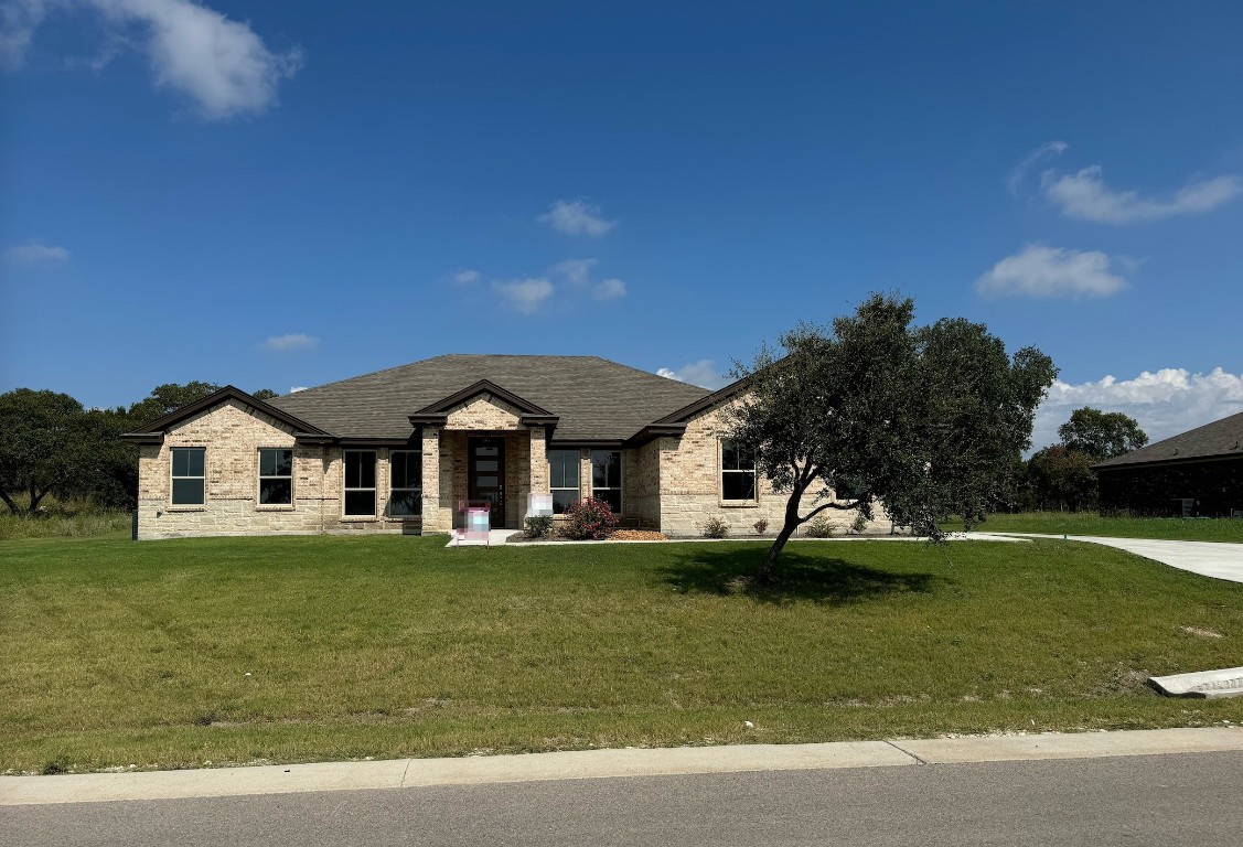 a view of a house with a yard