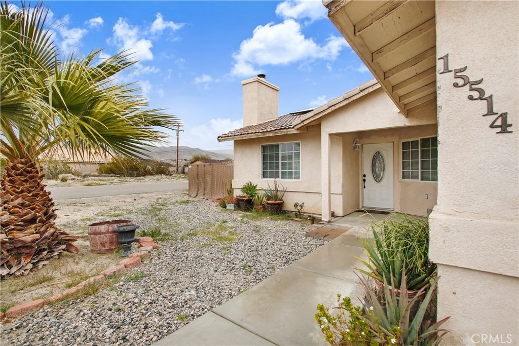 a view of backyard of the house