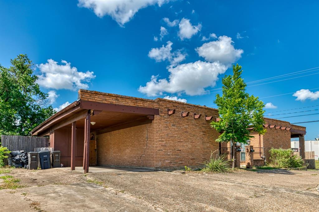 a view of a house with a garage