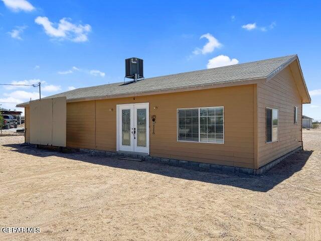 a front view of house with yard