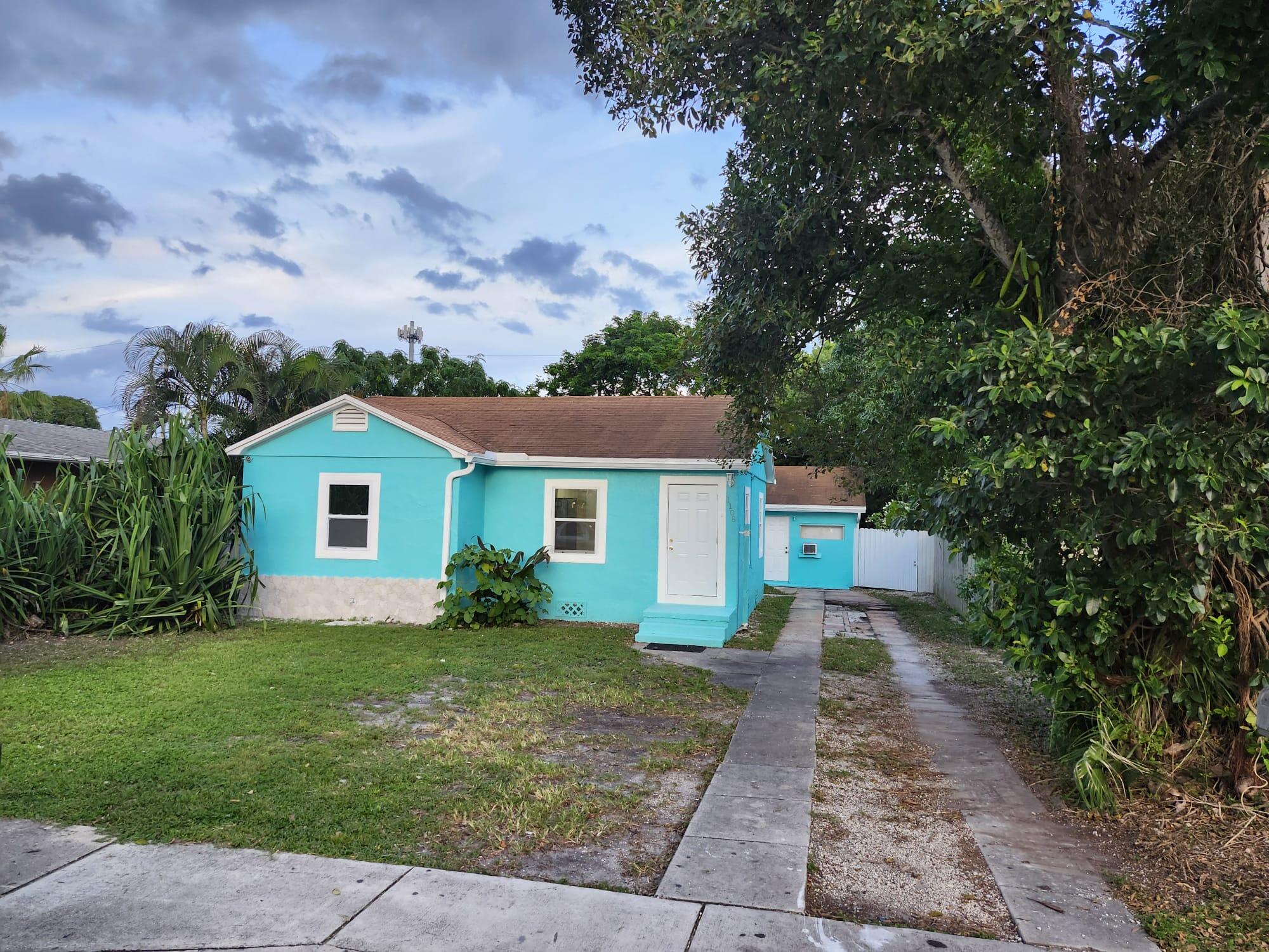 a view of backyard of the house