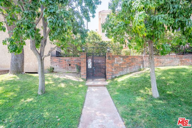 $950,000 | 4368 West 8th Street, Unit 17 | Hancock Park-Wilshire