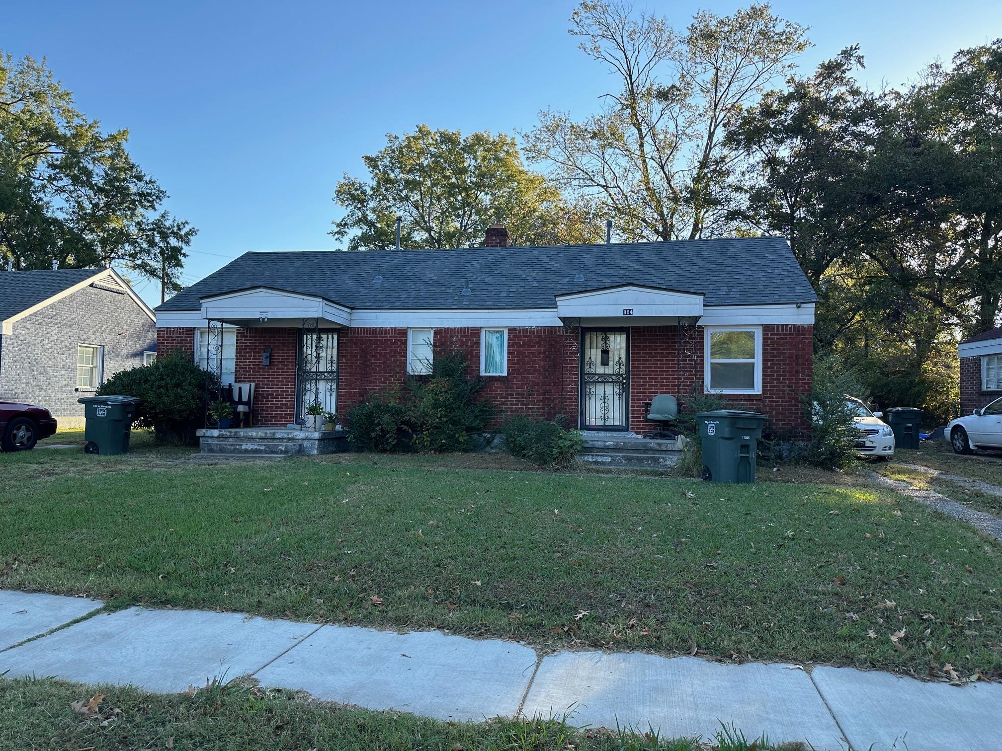 View of front facade featuring a front lawn