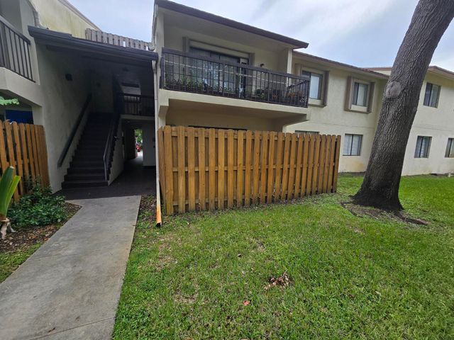 $271,900 | 3402 Gardens E Drive, Unit 16A | Palm Beach Gardens