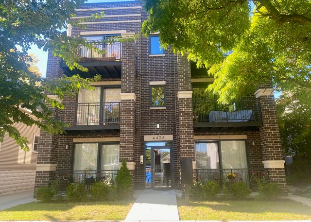 $2,600 | 4426 North Kenneth Avenue, Unit 3S | Mayfair