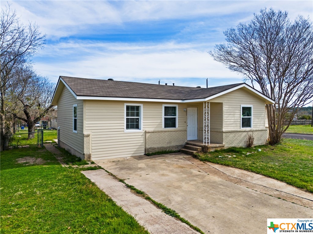 a view of a house with a yard