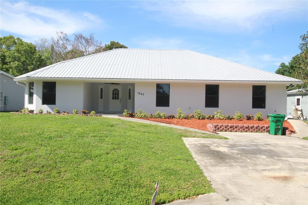 a view of a house with backyard and garden