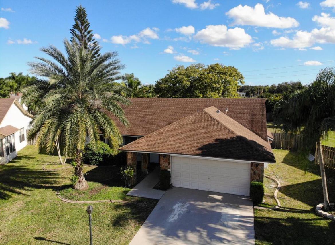 a view of a house with a yard