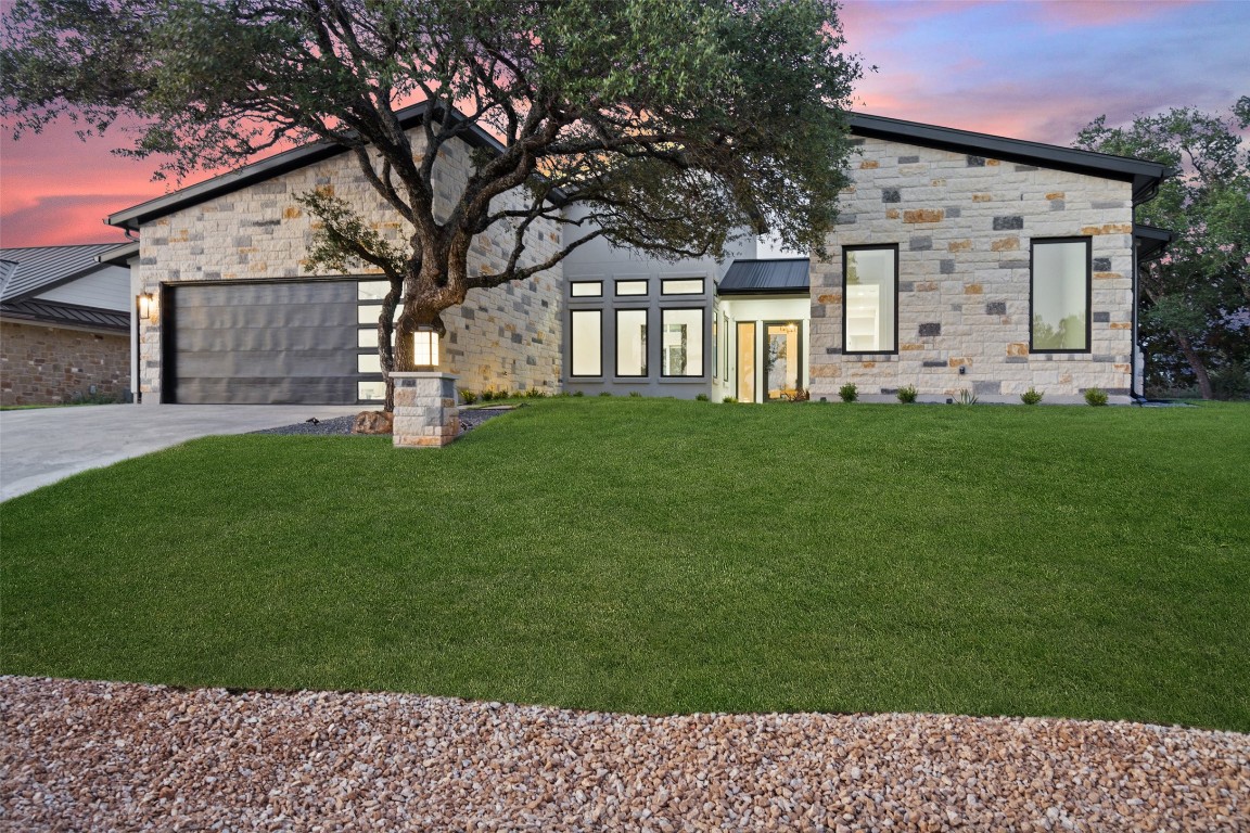 a view of a yard with a house