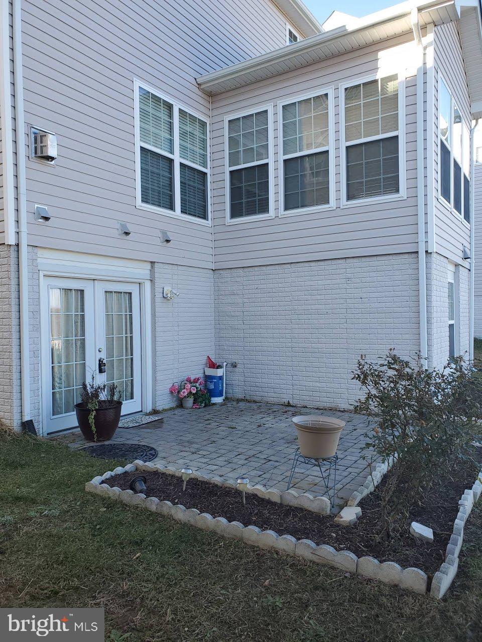 a view of a house with backyard