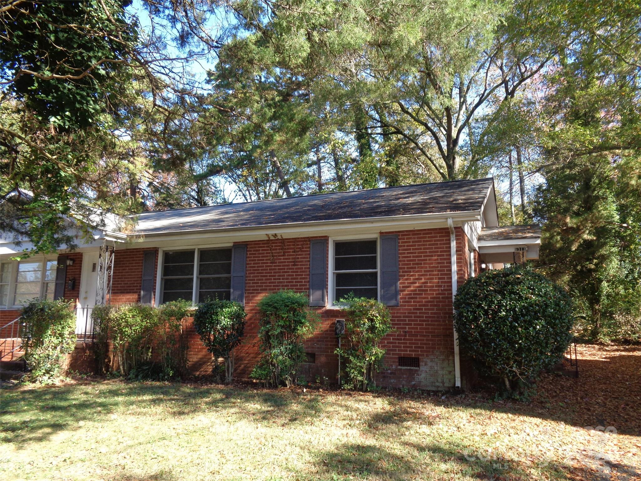 a view of a house with backyard and garden