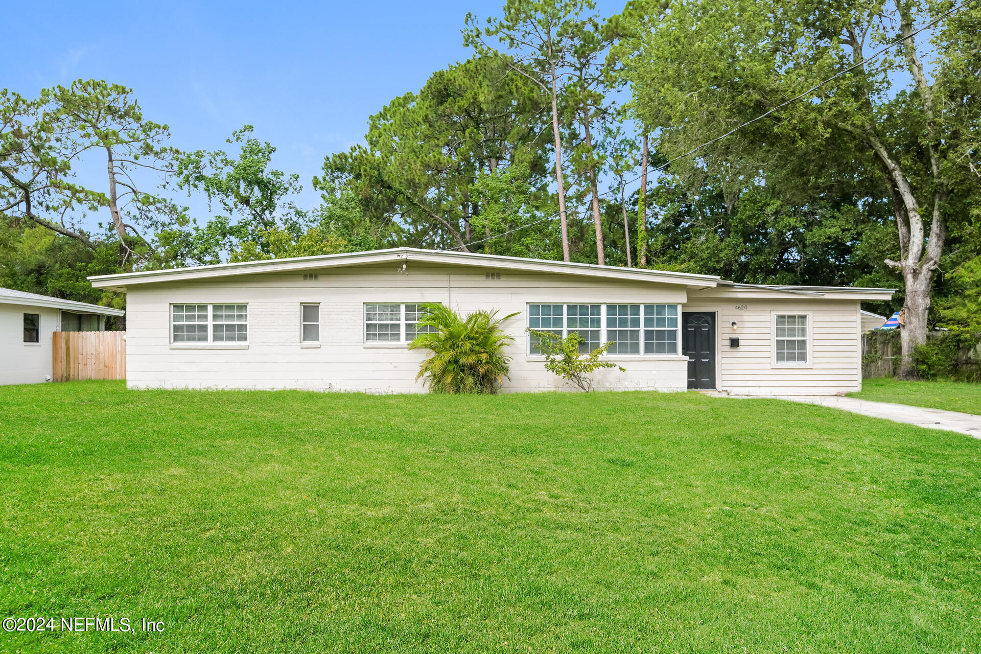 a view of a house with backyard and garden