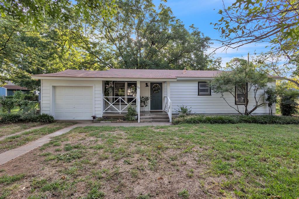 a view of a house with backyard