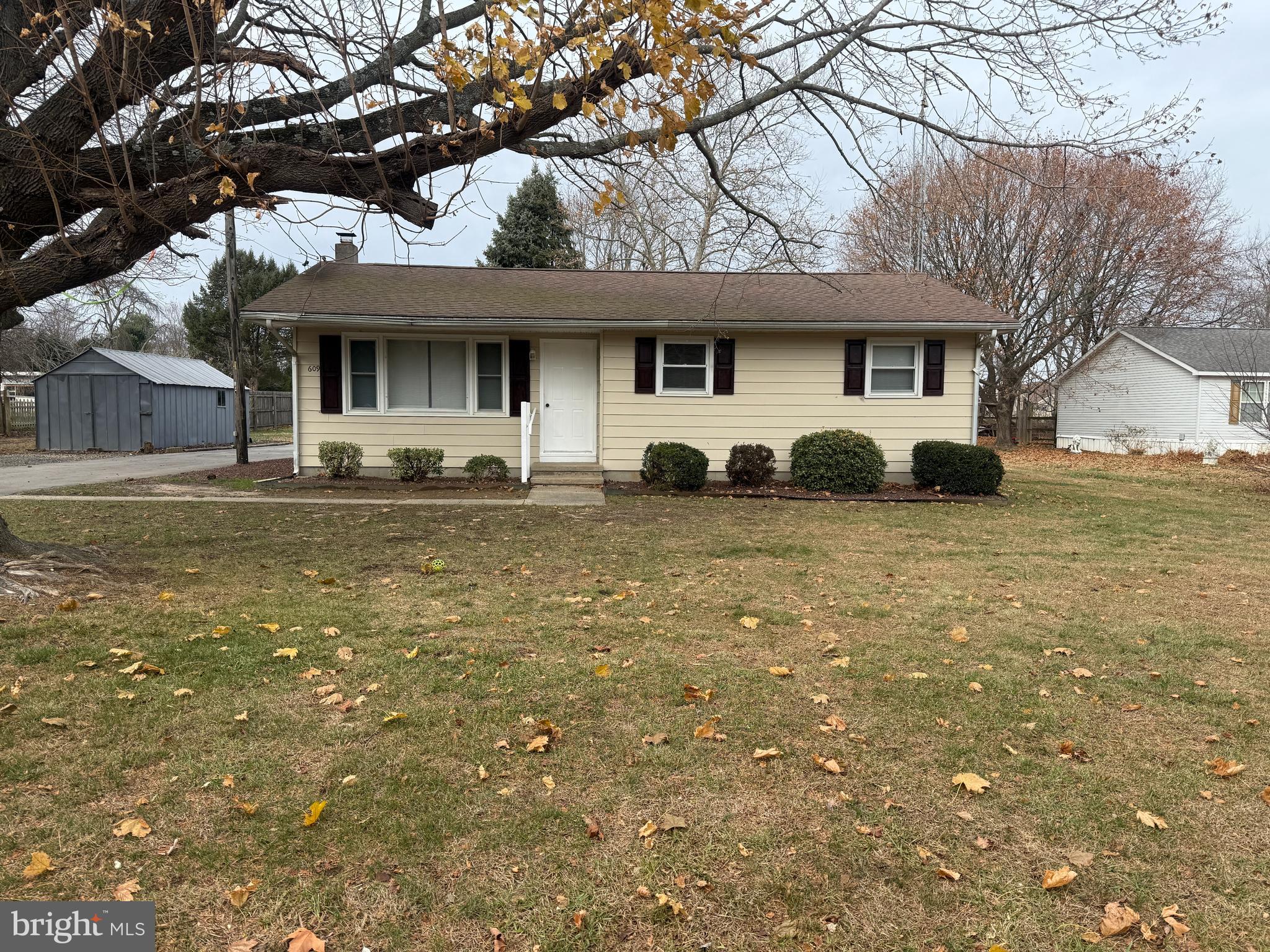 a view of a house with backyard