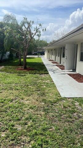 a view of a house with a yard