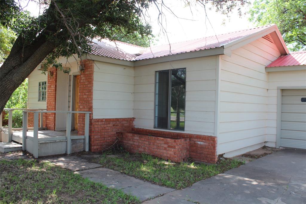 a view of a house with a backyard