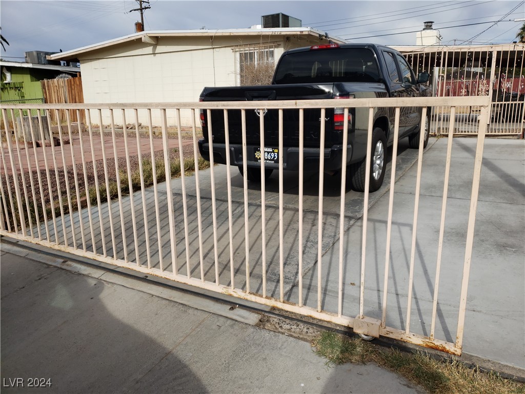 Street rolling driveway gate entry