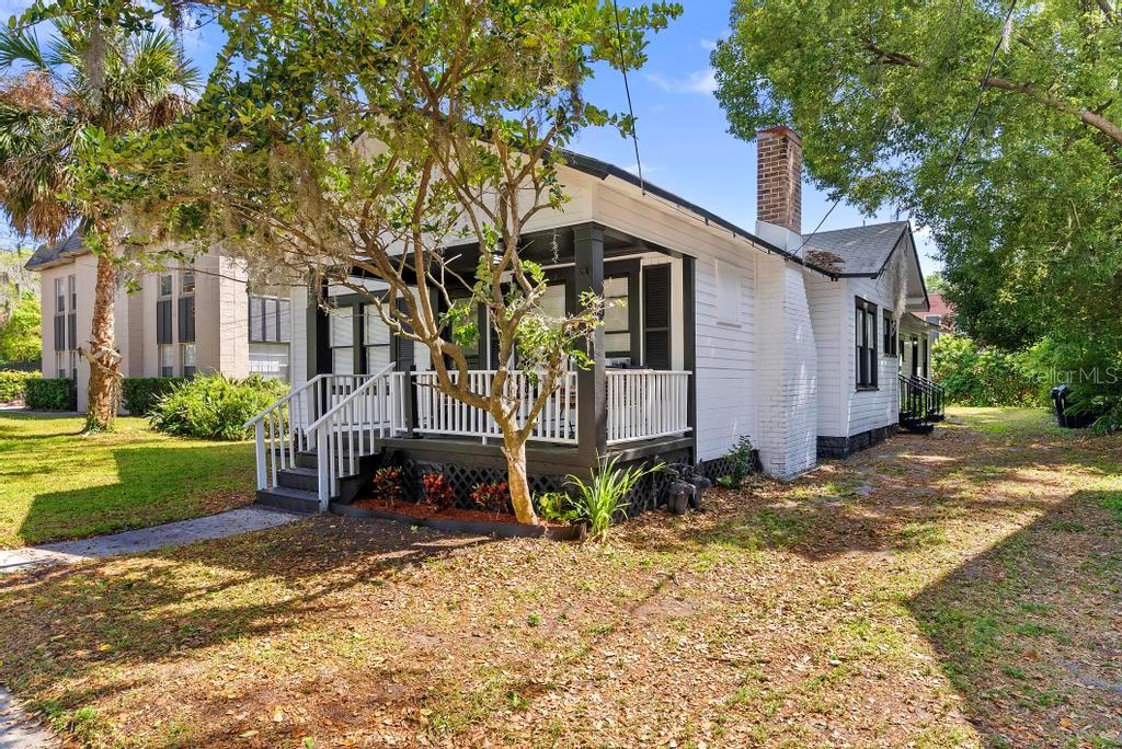 a view of a house with a yard