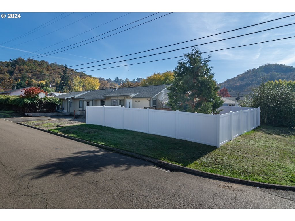 a view of back yard of the house