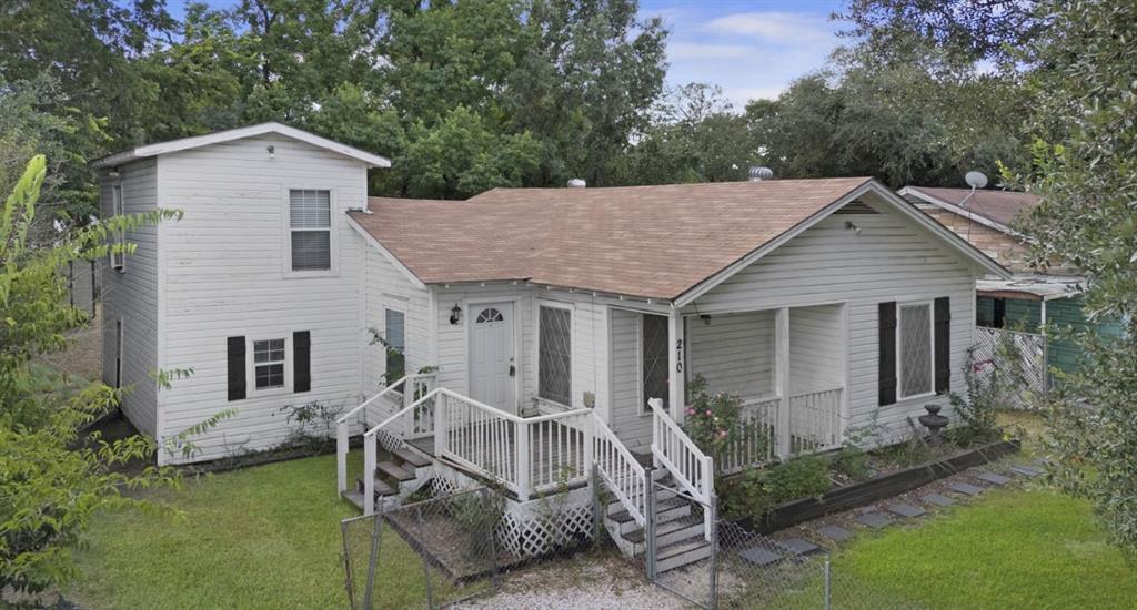 a view of a house with backyard and garden