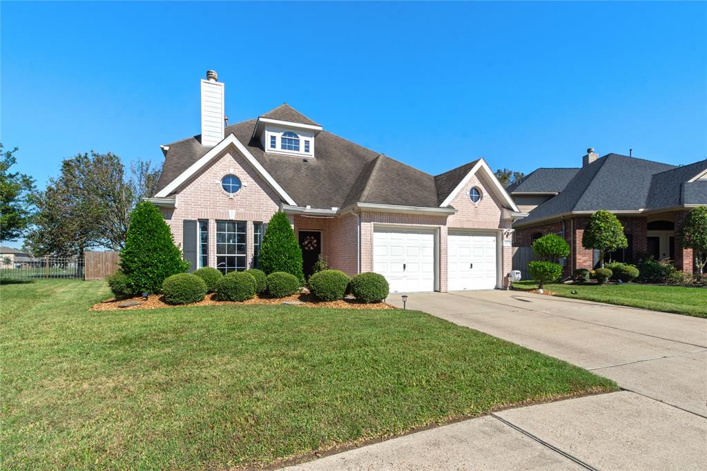 Welcome home to this gorgeous home! Located in a gorgeous gated community of Baytown