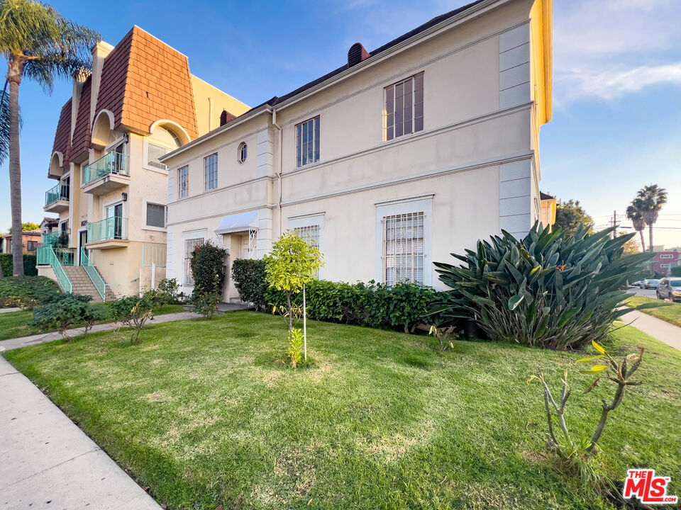 a view of a house with a backyard