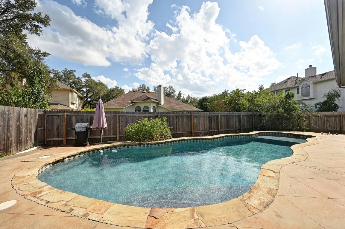 a view of a backyard