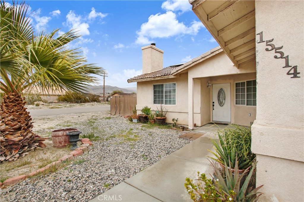 a view of backyard of the house