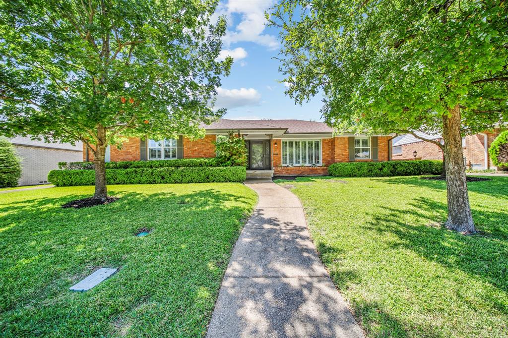 a view of a house with a big yard