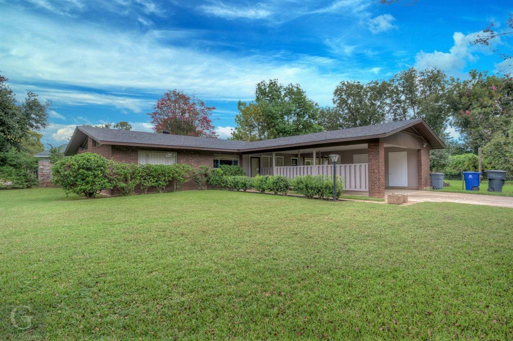 a view of a house with backyard and garden