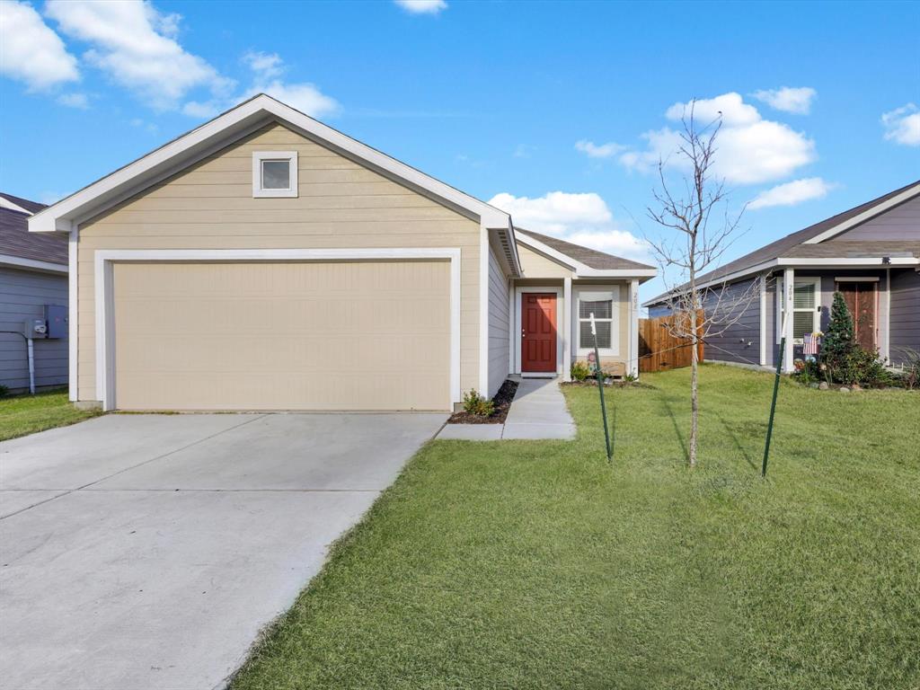 a view of a yard in front of house